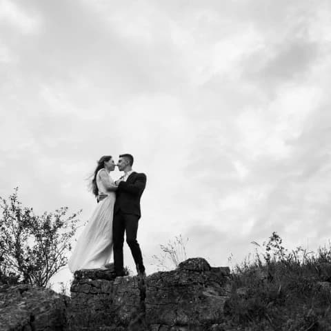 Couple de mariés sous les étoiles